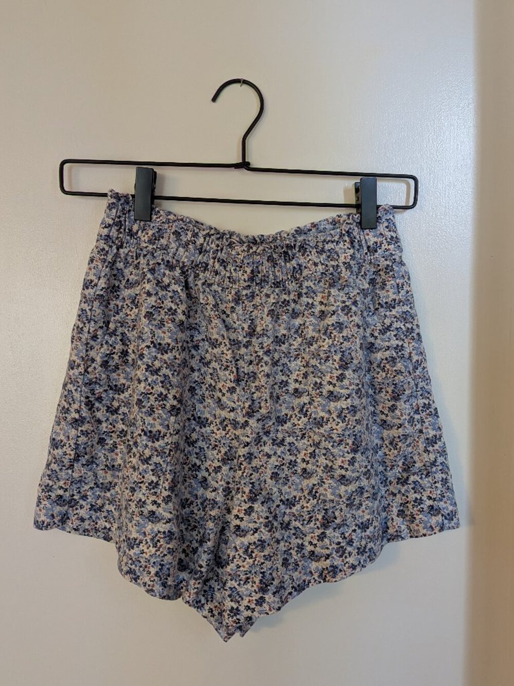 Abercrombie and Fitch blue floral linen blend shorts